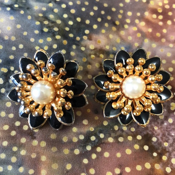 Vintage MCM Metal Flower Earrings Clip-on - Picture 8 of 9